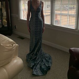 One of a kind “Alyce” dress in the color “peacock” size 00. Only worn once.